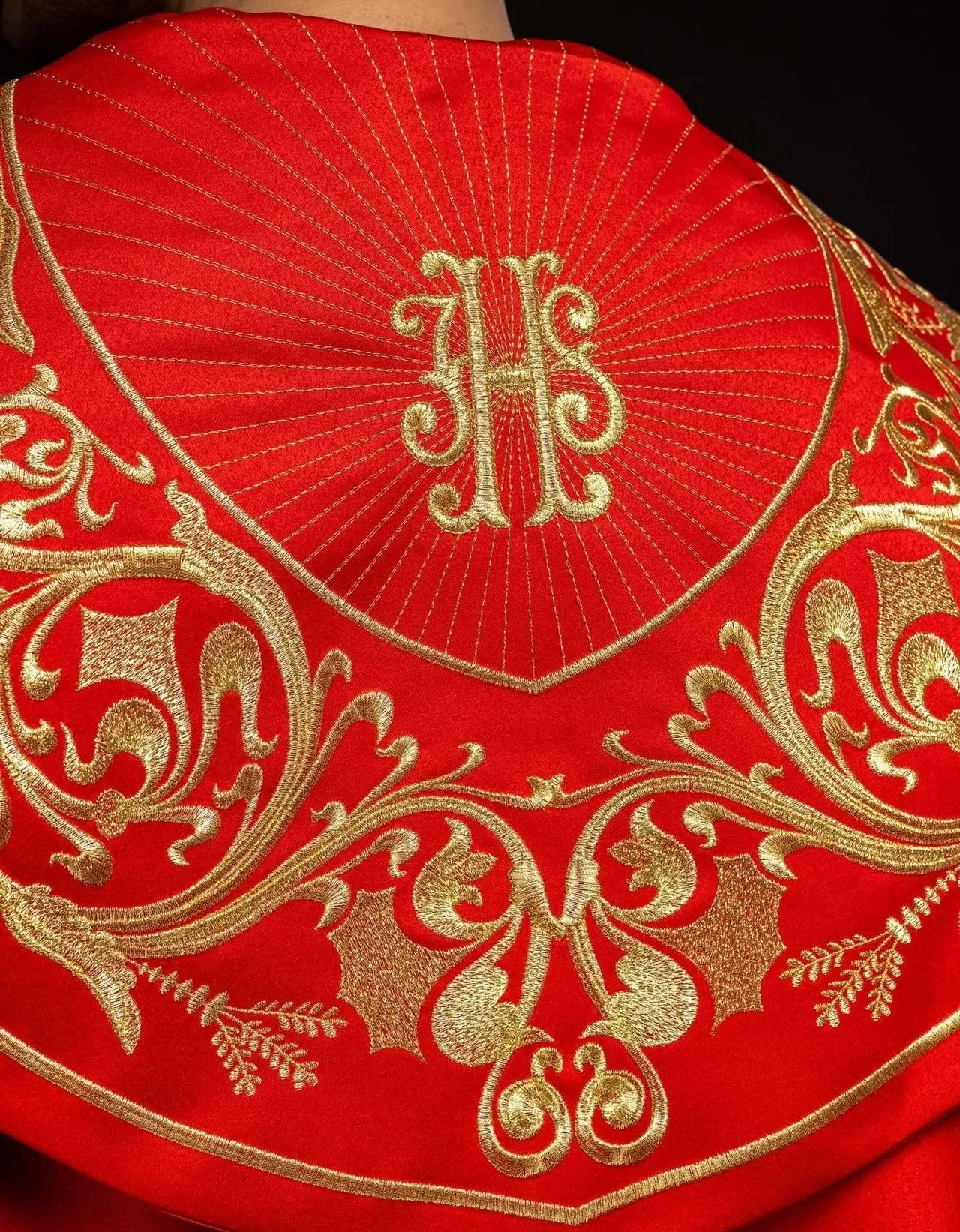 Cape liturgique richement brodée IHS en rouge