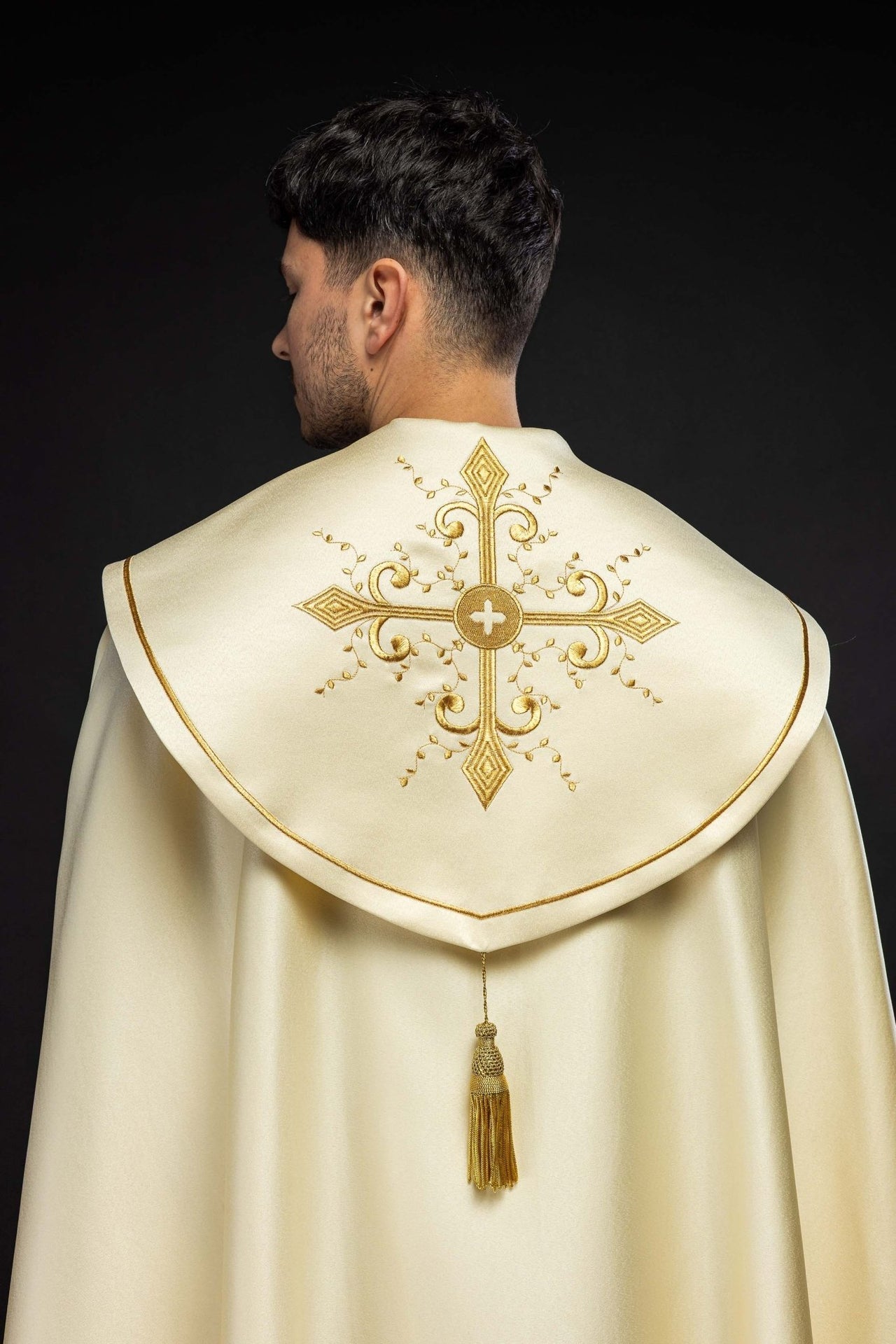 Kapa liturgiczna haftowana ecru