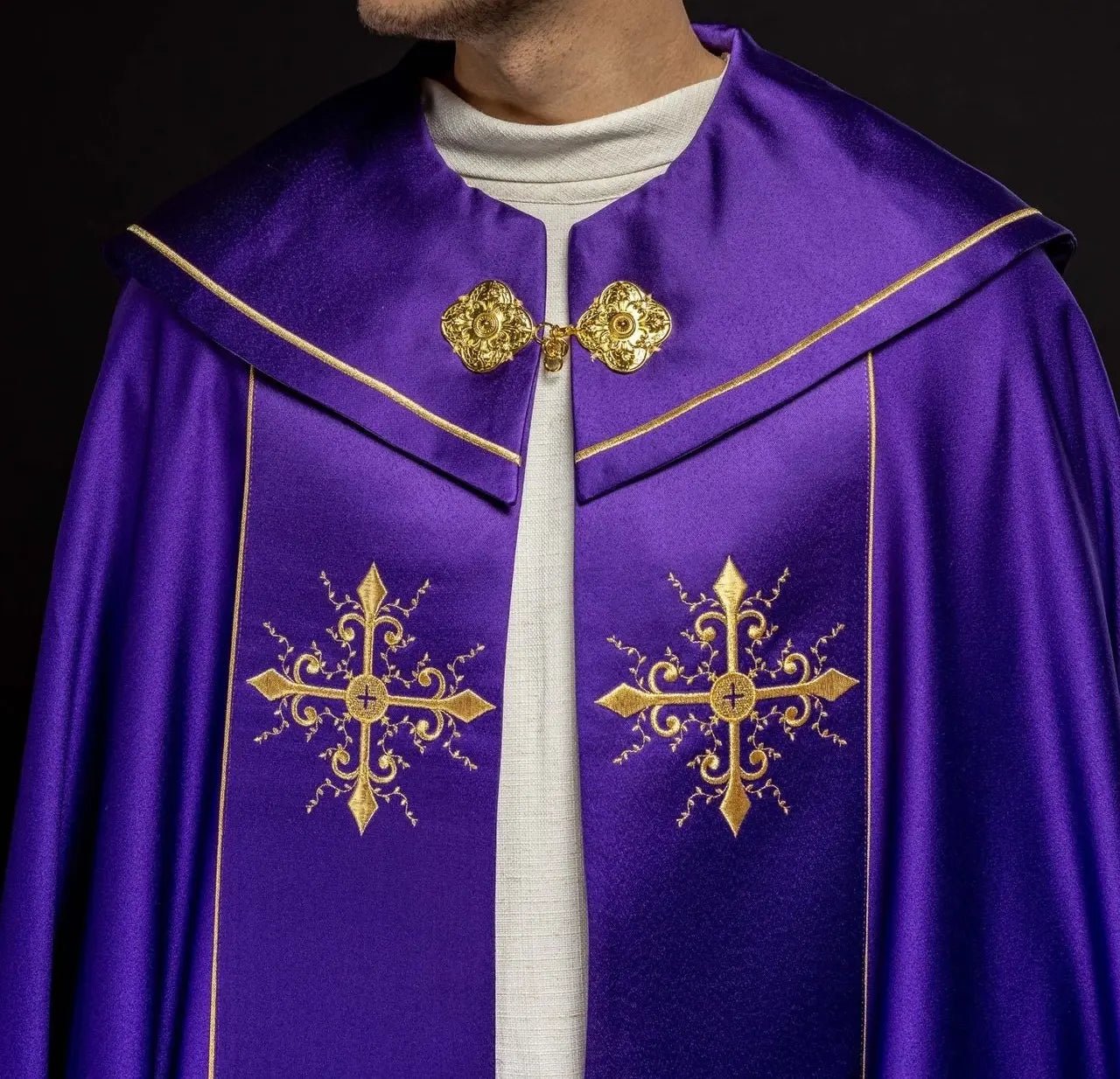 Cape liturgique brodée violette