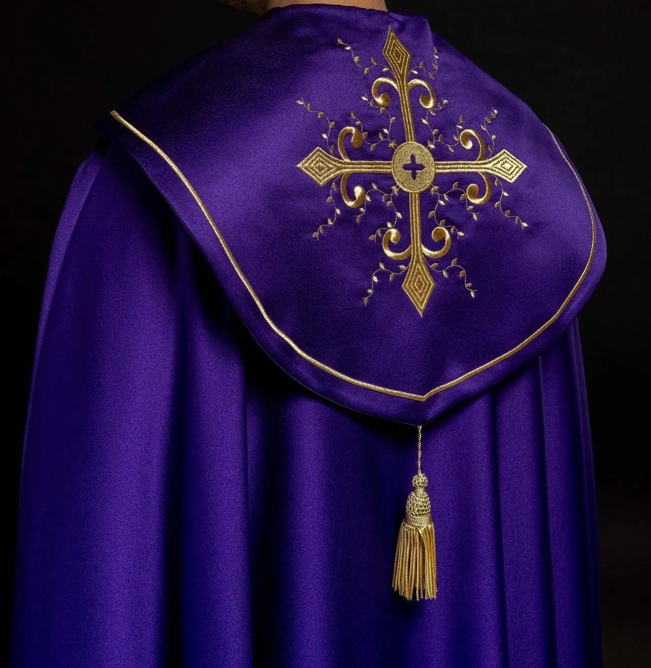 Cape liturgique brodée violette