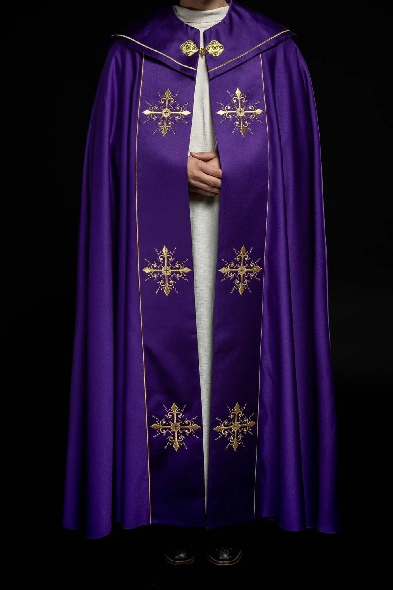 Cape liturgique brodée violette