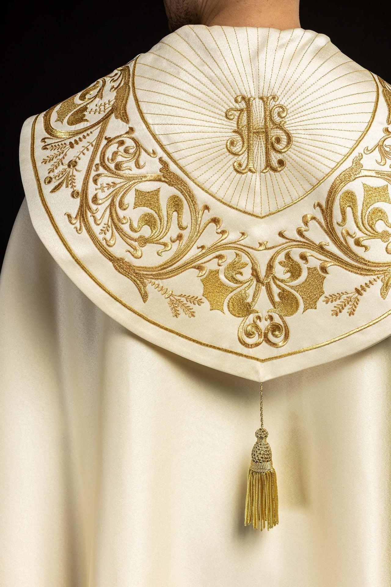 Kapa liturgiczna haftowana IHS ecru