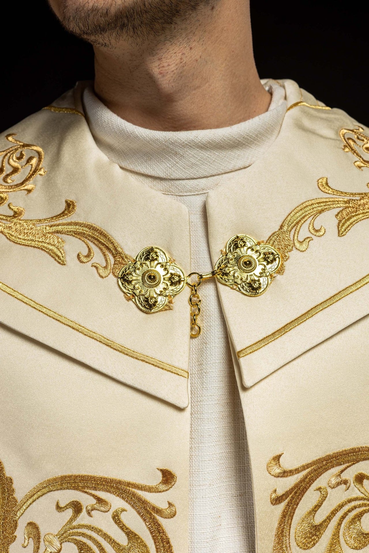 Kapa liturgiczna haftowana IHS ecru