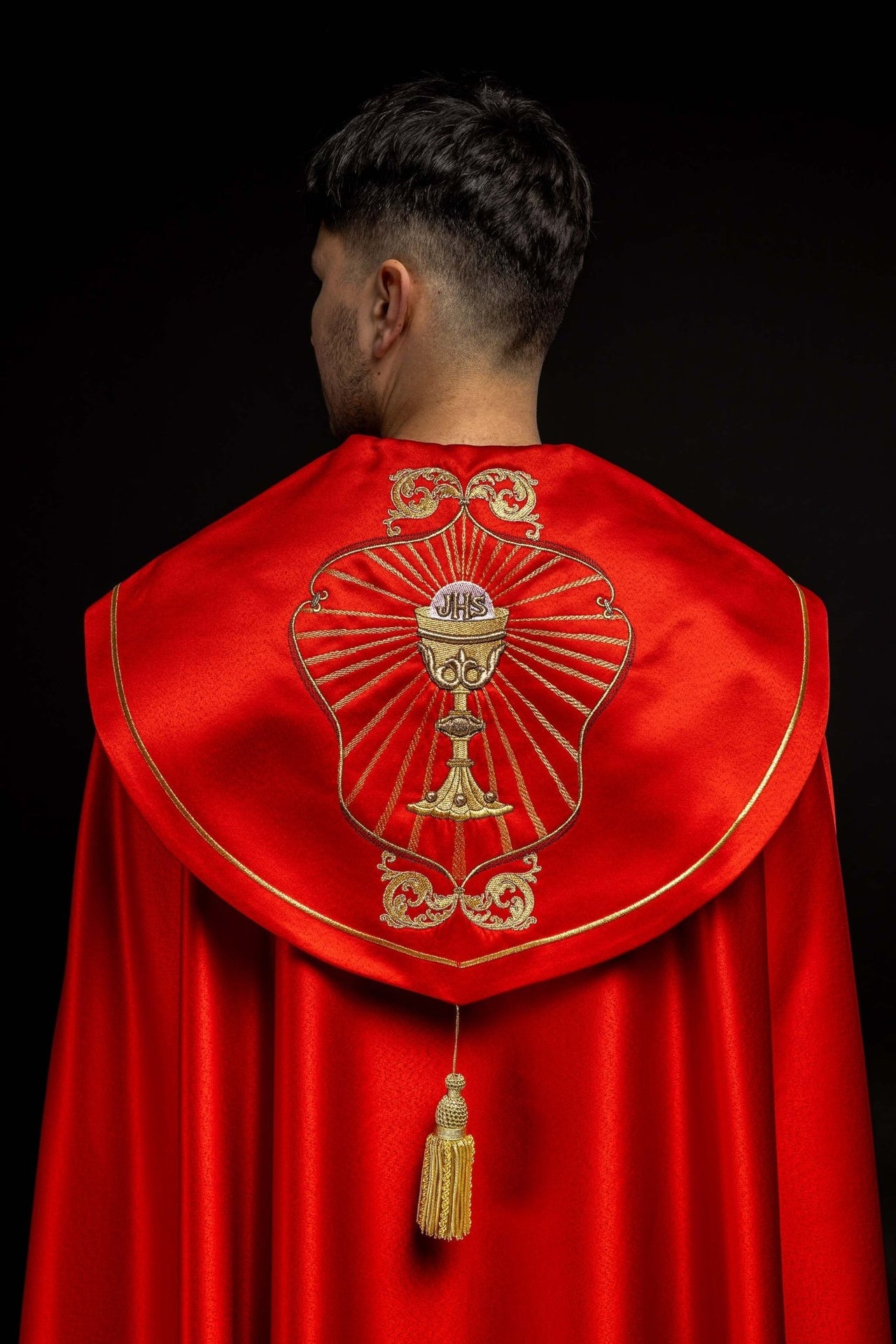 Kapa liturgiczna haftowana kielich i IHS w odcieniu czerwonym