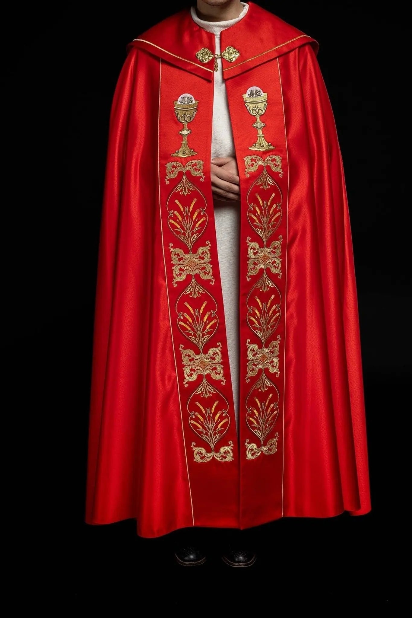 Chape liturgique brodée avec calice et IHS en teinte rouge