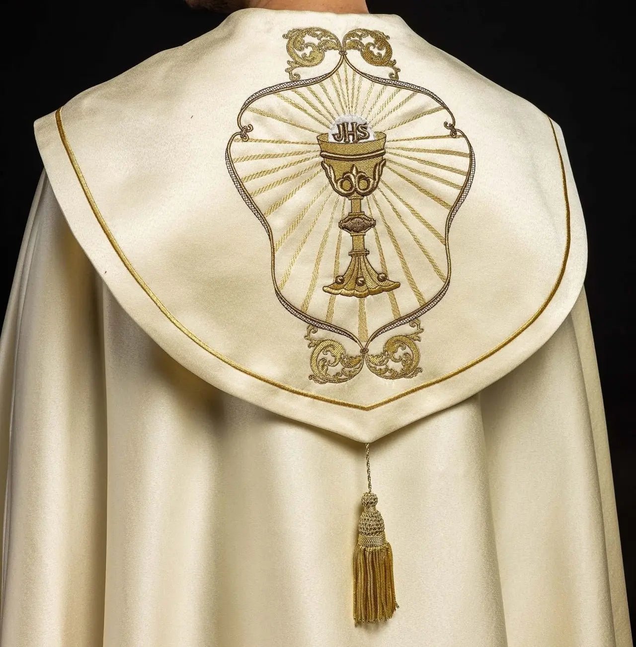 Chapelle liturgique brodée calice et IHS écru