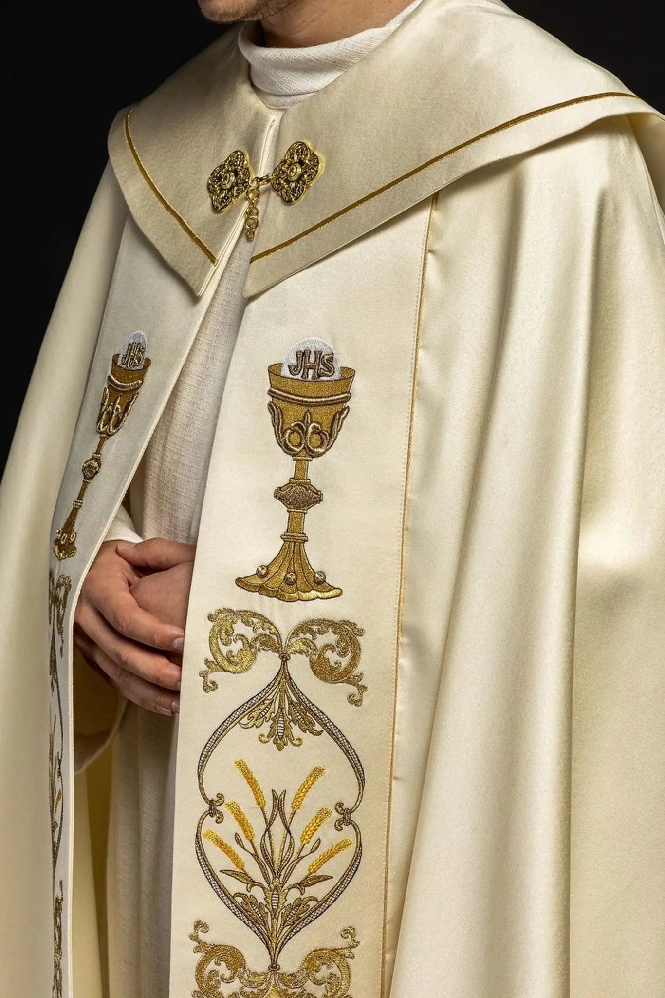 Liturgical chapel embroidered chalice and IHS ecru