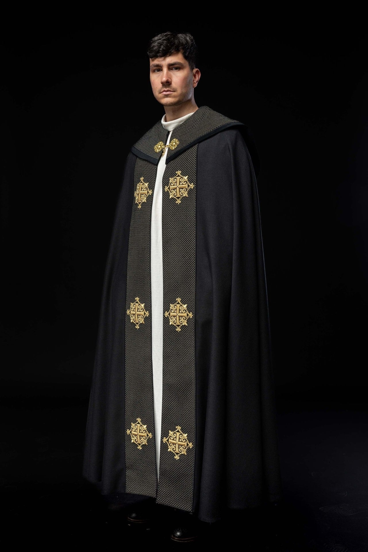 Kapa liturgiczna z aksamitnym czarnym pasem i haftem krzyży