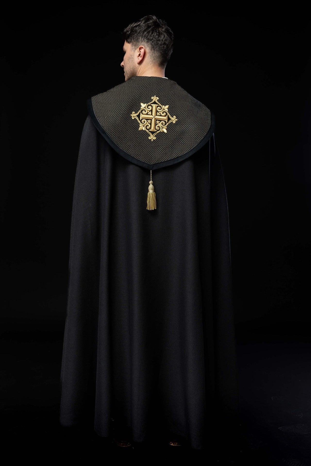 Kapa liturgiczna z aksamitnym czarnym pasem i haftem krzyży