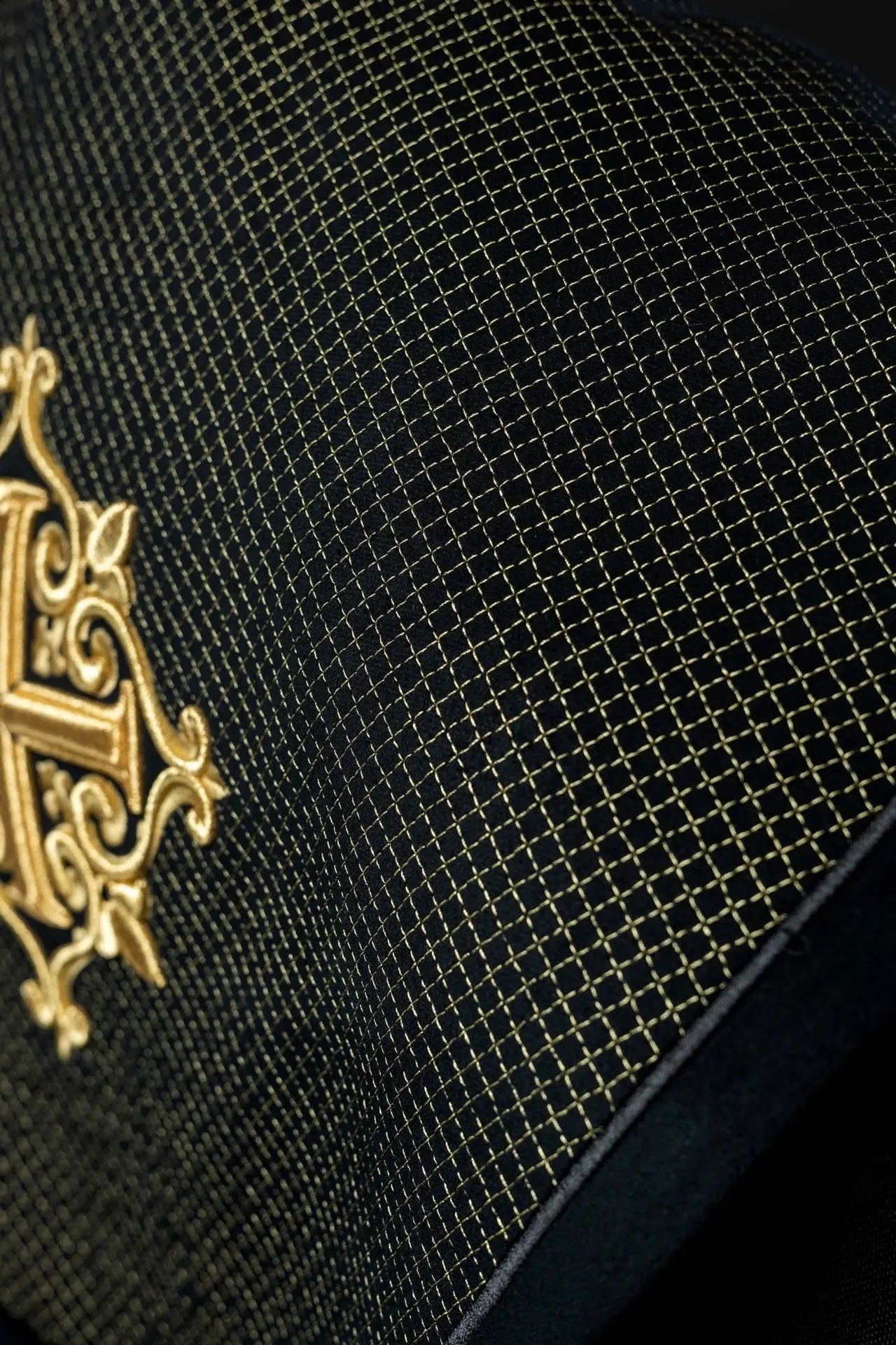 Cape liturgique avec ceinture en velours noir et broderie de croix