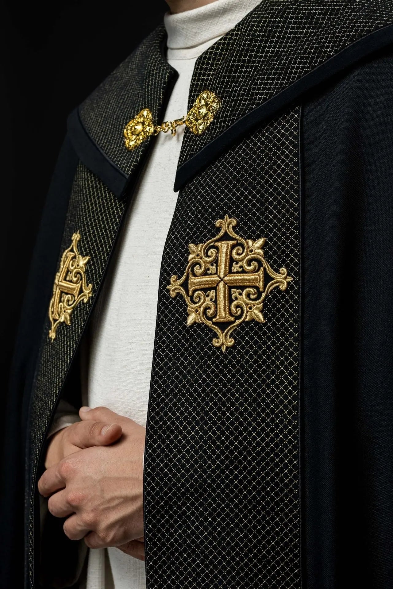 Cape liturgique avec ceinture en velours noir et broderie de croix