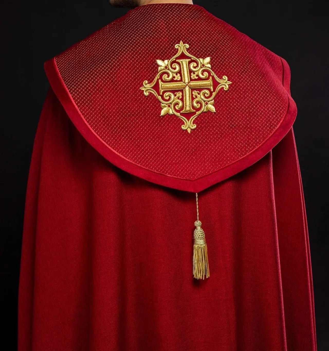 Cape liturgique avec ceinture en velours rouge et broderie de croix