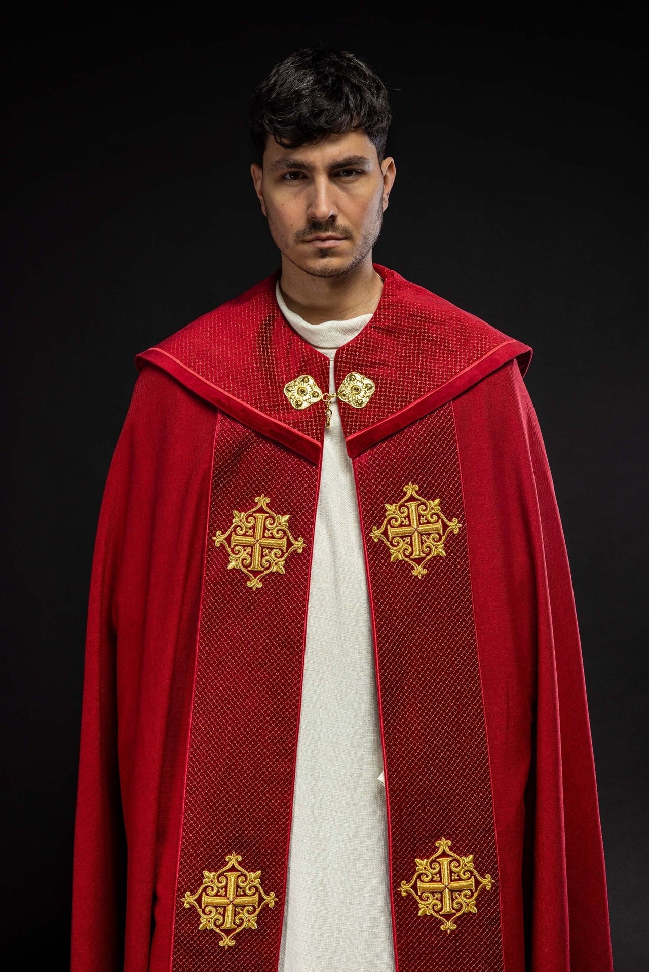 Kapa liturgiczna z aksamitnym czerwonym pasem i haftem krzyży