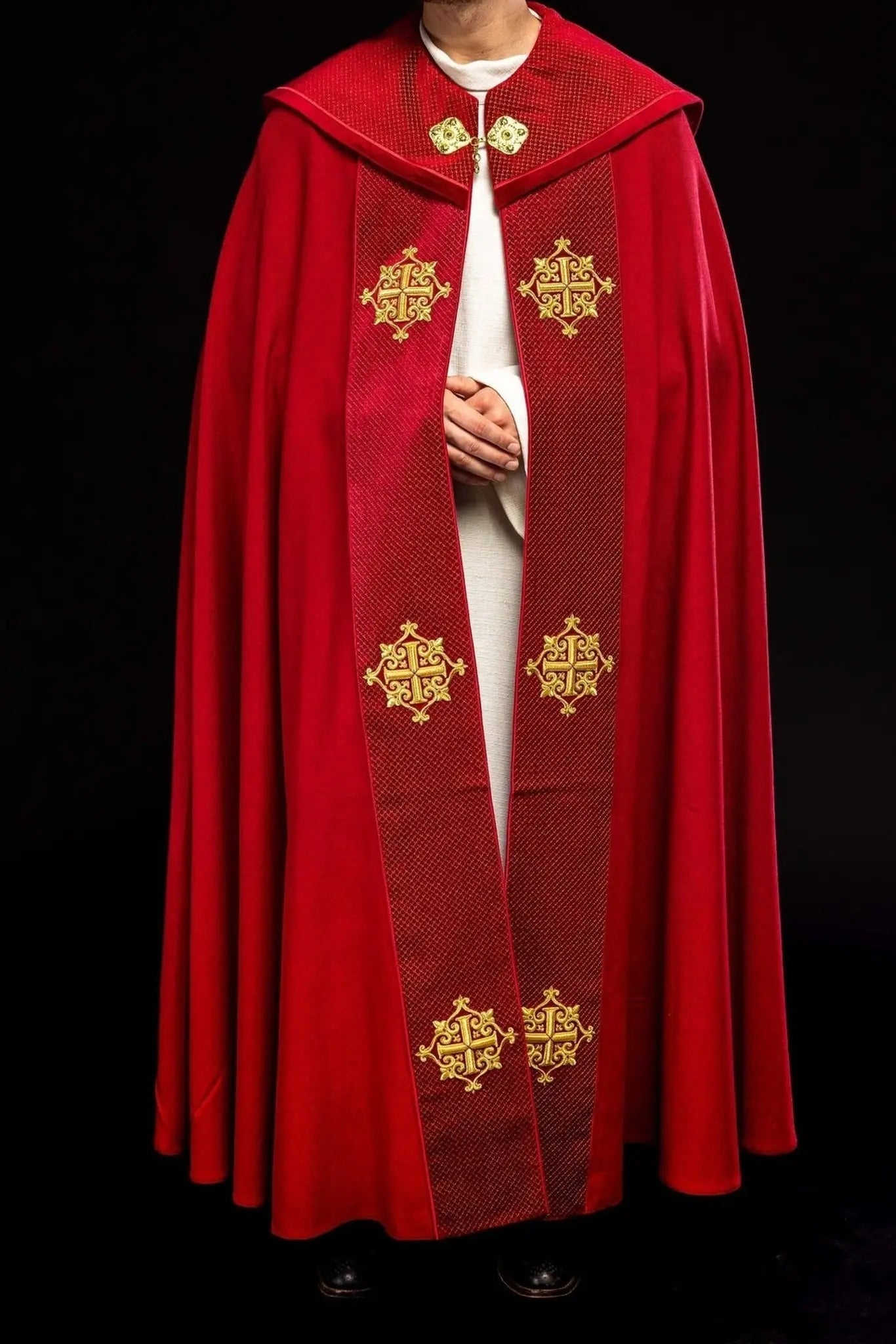 Cape liturgique avec ceinture en velours rouge et broderie de croix