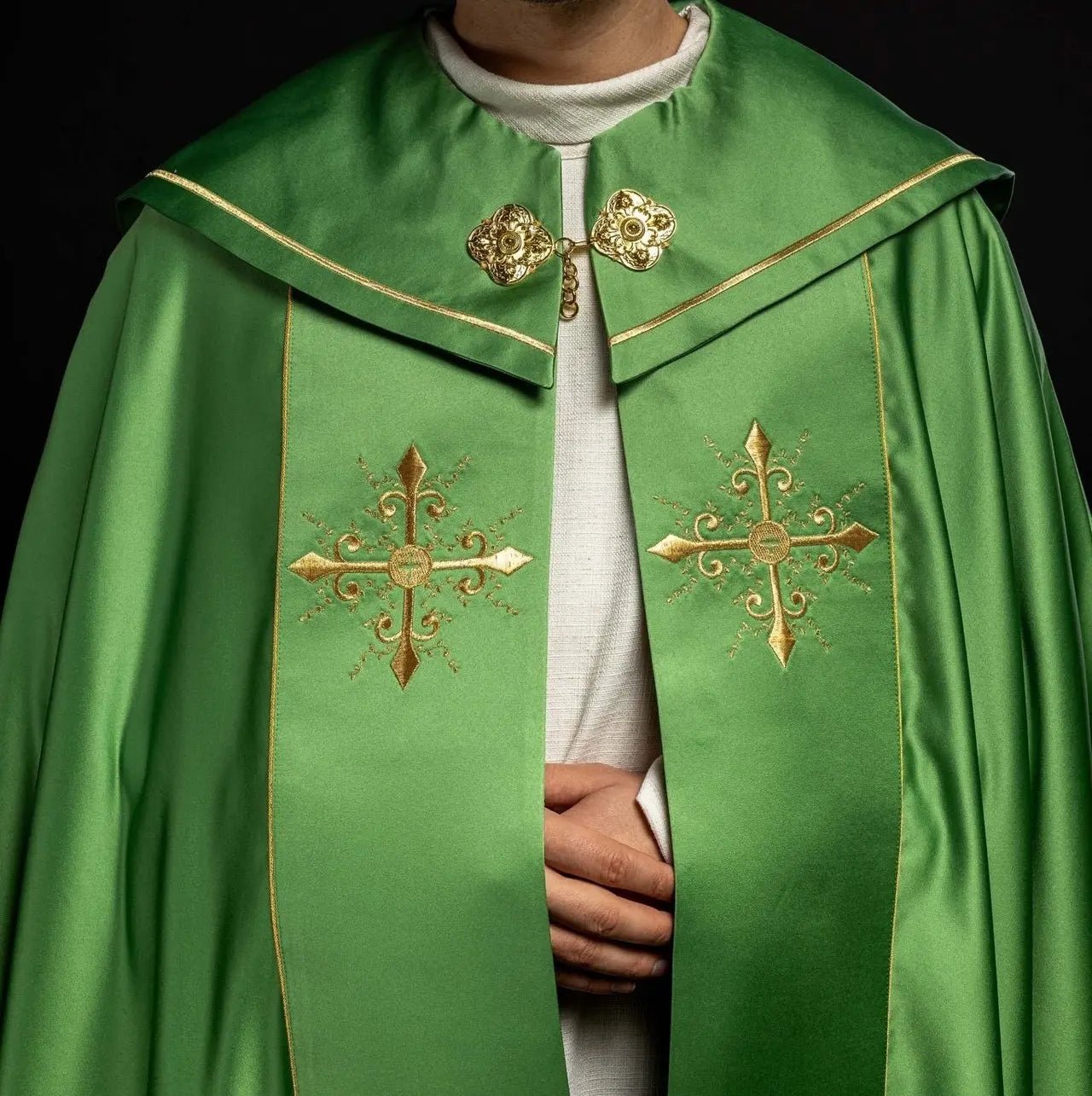 Cape liturgique avec large ceinture brodée de croix en vert