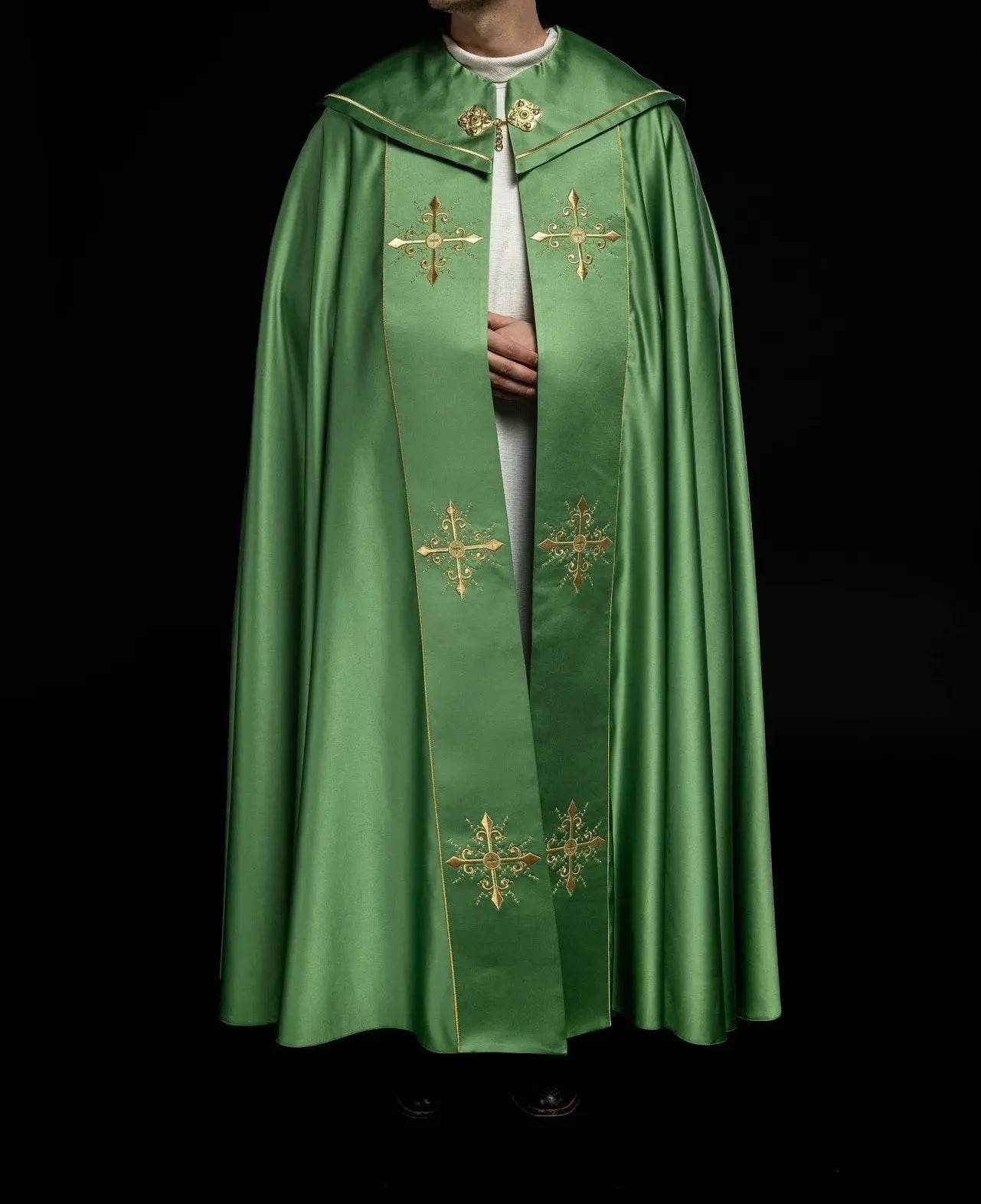 Cape liturgique avec large ceinture brodée de croix en vert