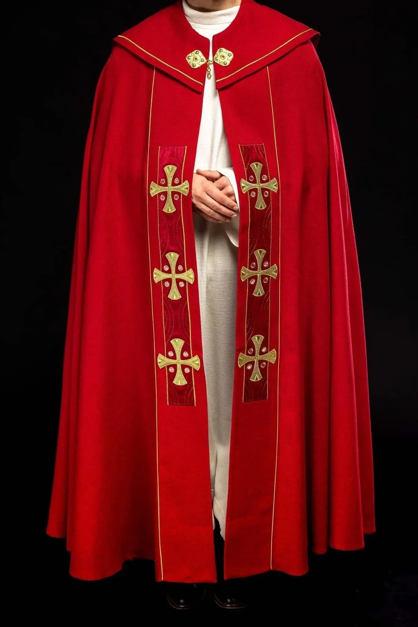 Coiffe avec croix dorées brodées en velours rouge