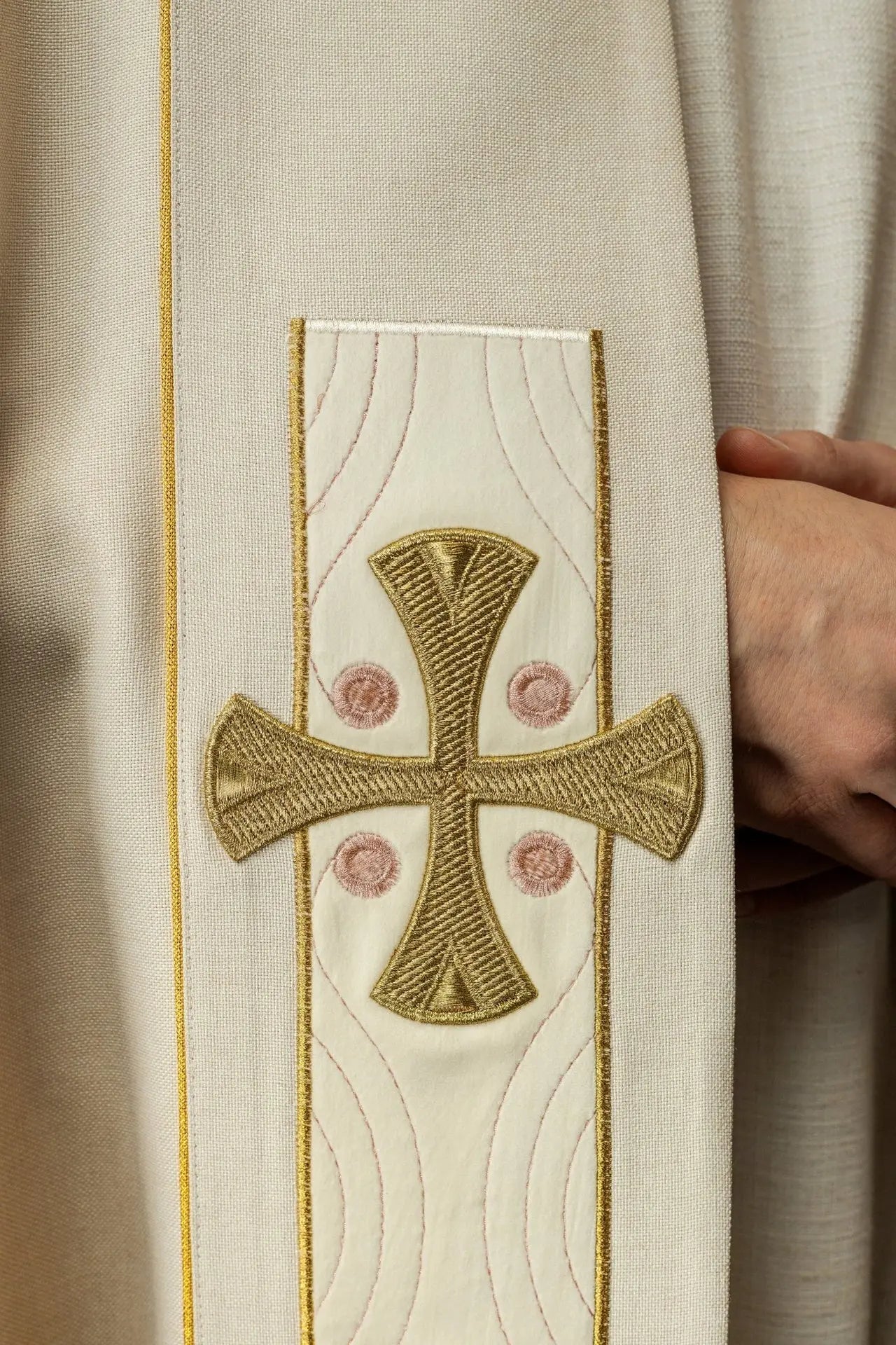 Élégante chape liturgique écrue avec croix brodées en or et col en velours