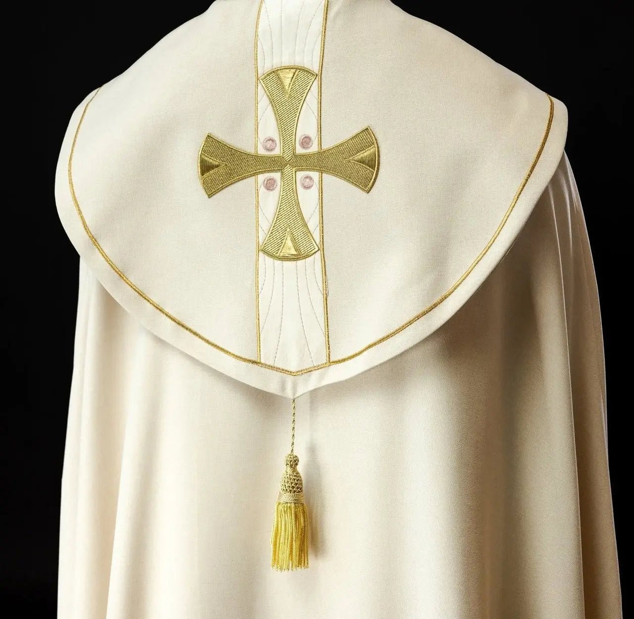 Élégante chape liturgique écrue avec croix brodées en or et col en velours