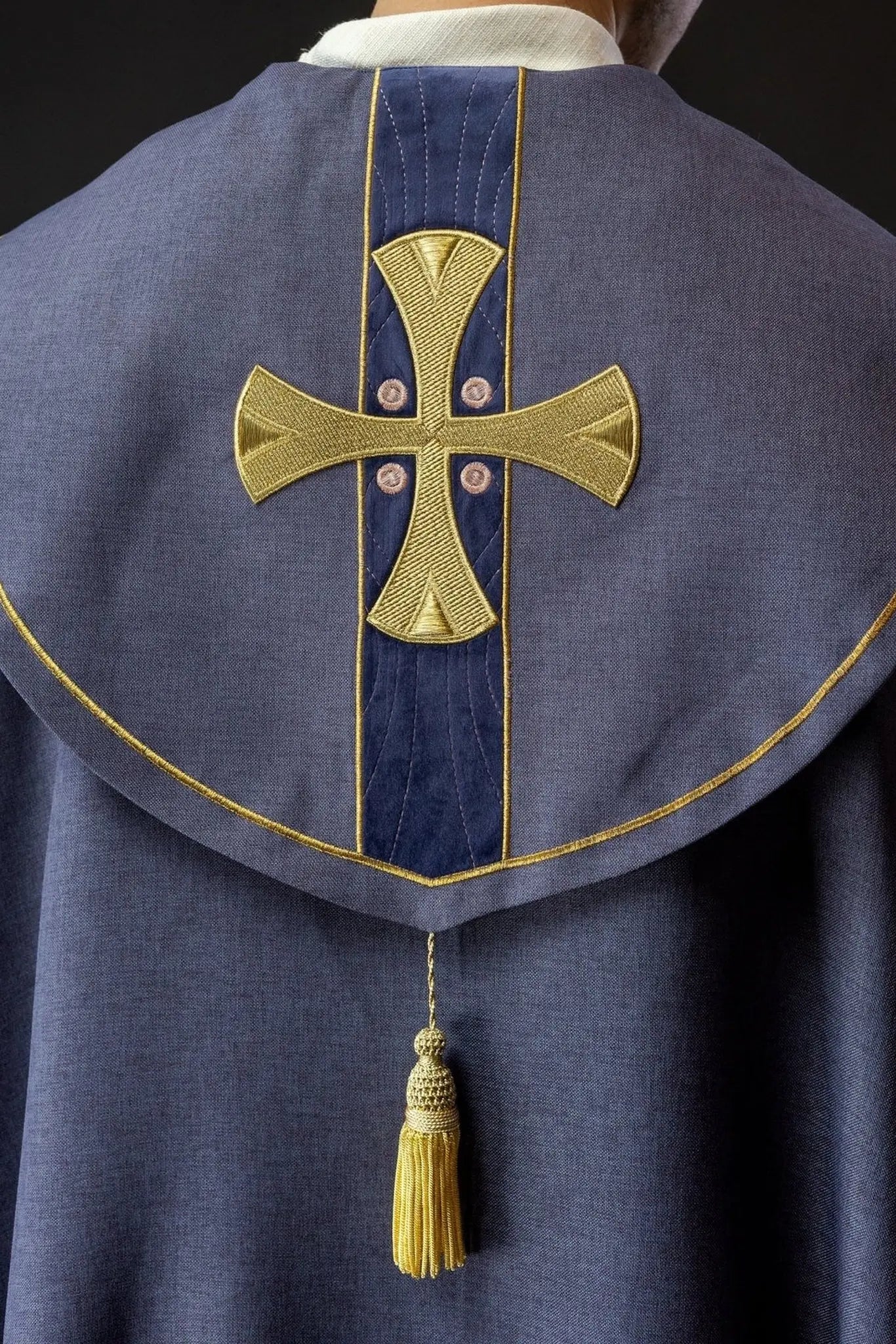 Chape liturgique avec croix brodées en or et col en velours violet