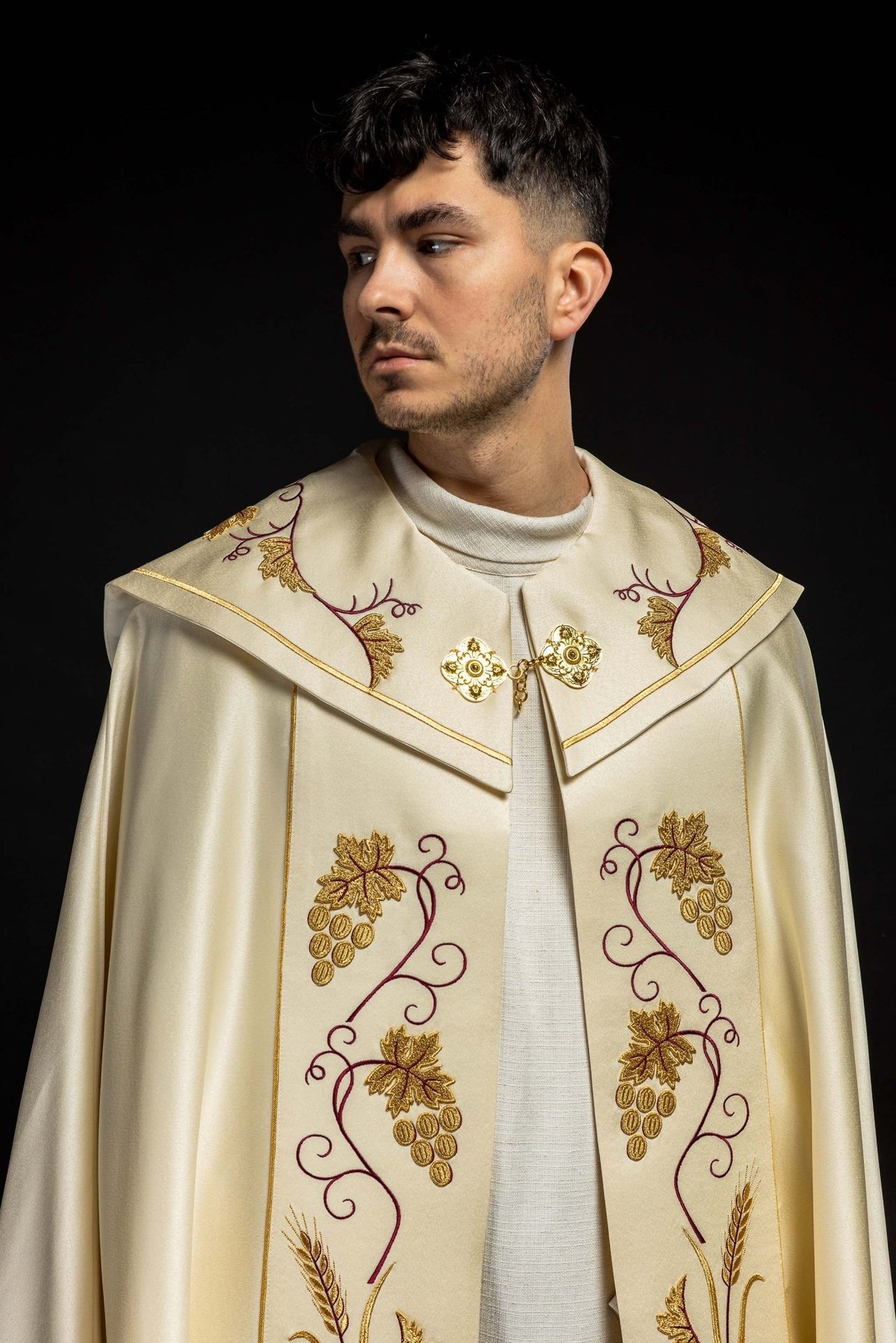 Kapa z wzorem IHS i winogronami w kolorze ecru