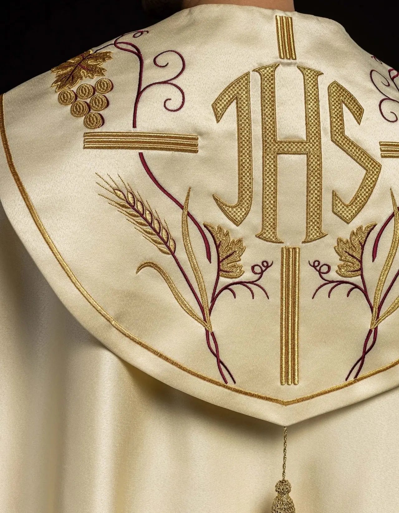 Cap with IHS pattern and grapes in ecru