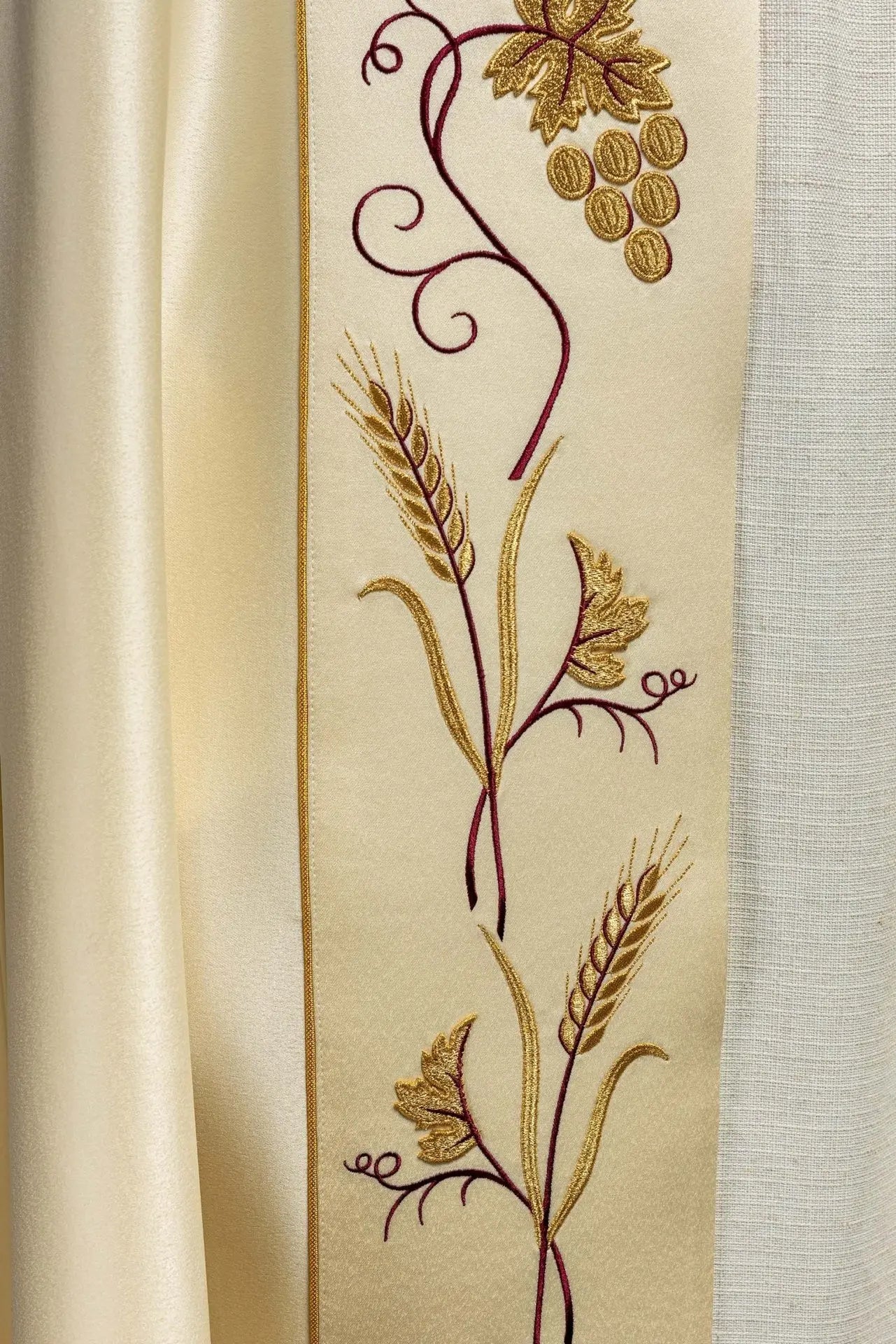 Cap with IHS pattern and grapes in ecru