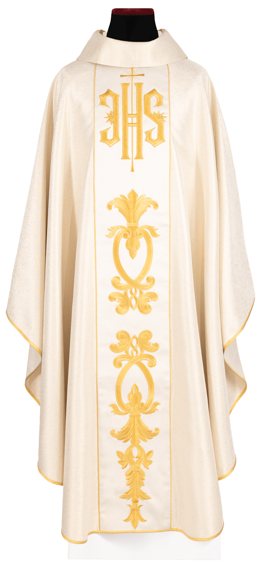 Dorée chasuble richement ornée avec motif doré et large orfroi IHS, vue de face