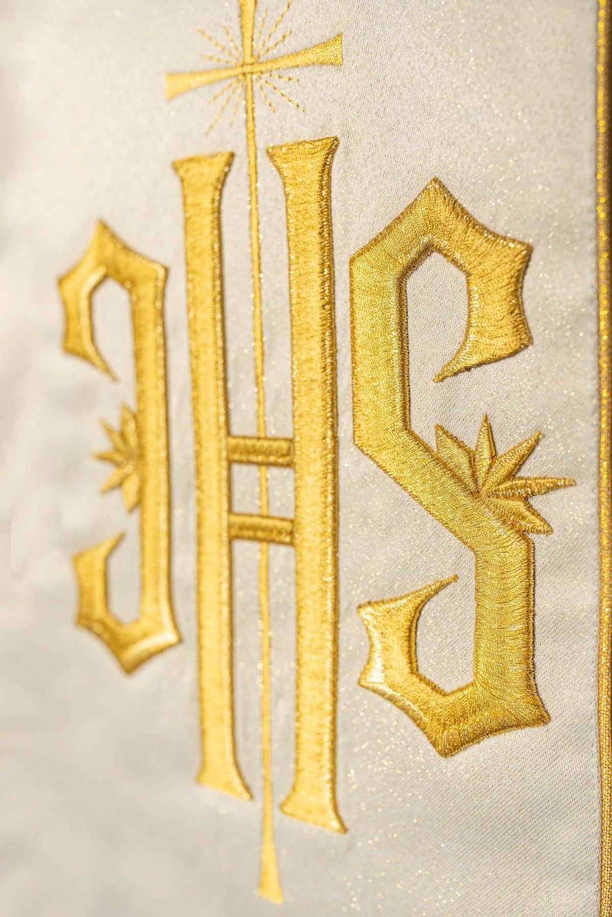 Dorée chasuble avec broderie IHS dorée, gros plan