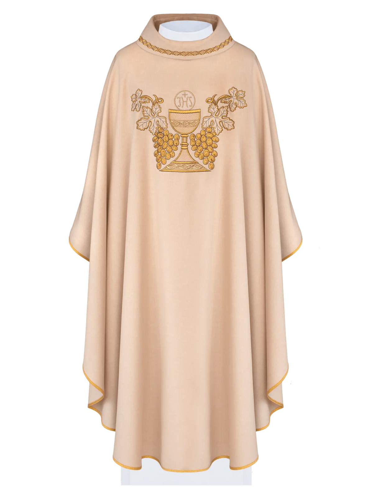 Chasuble écrue brodée avec calice, IHS et raisins, vue de face