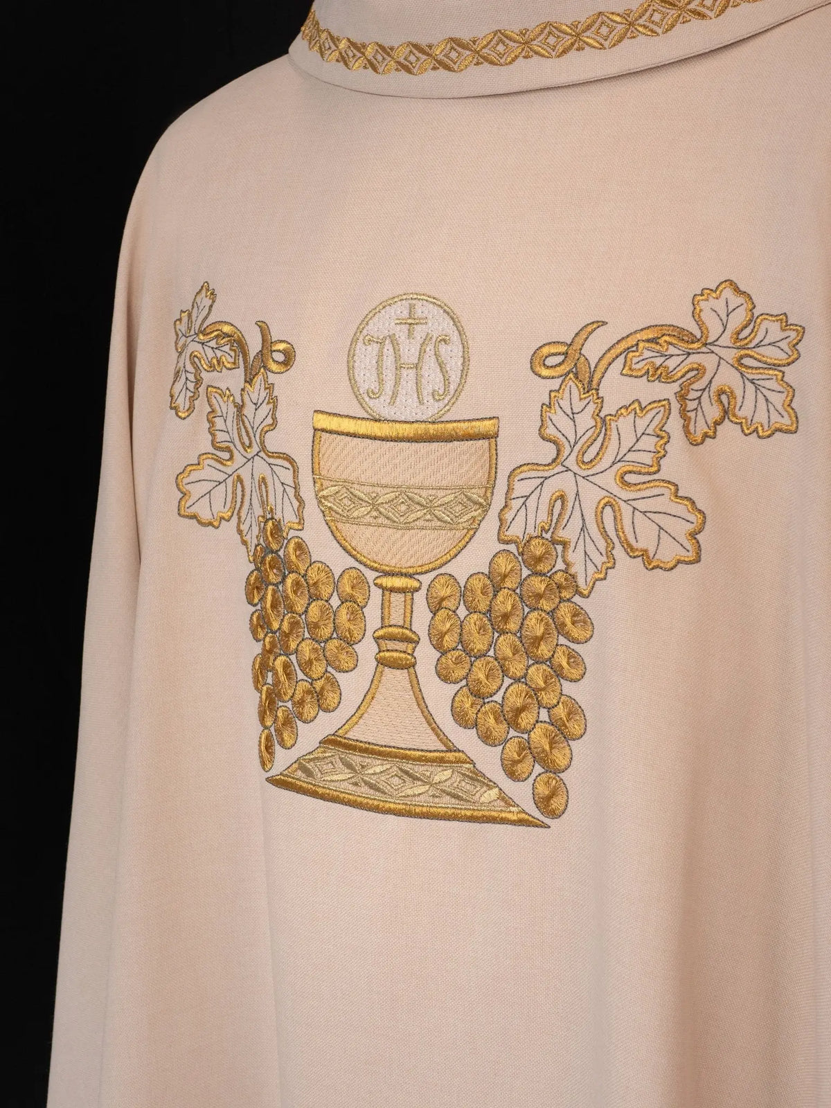 Chasuble écrue avec calice, IHS et raisins brodés, gros plan sur le motif