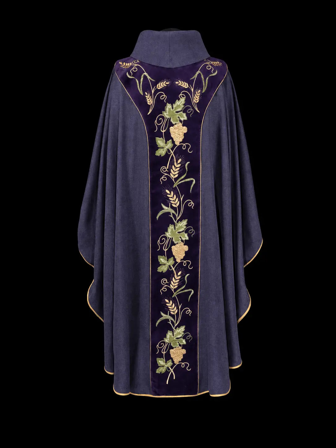 Chasuble violette en velours avec orfroi brodé de grappes de raisin, vue de dos