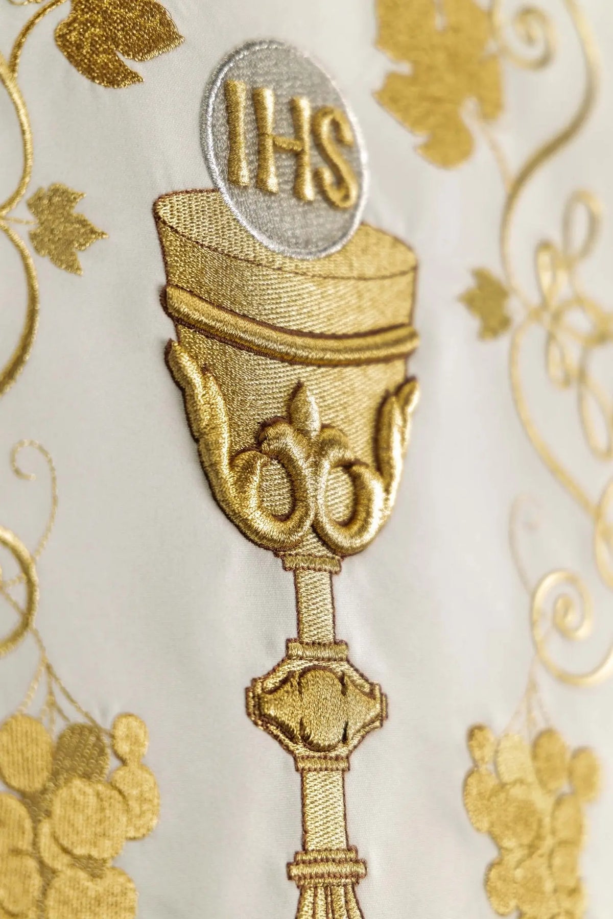 Écru voile de lutrin brodé d’un calice et du monogramme IHS, gros plan