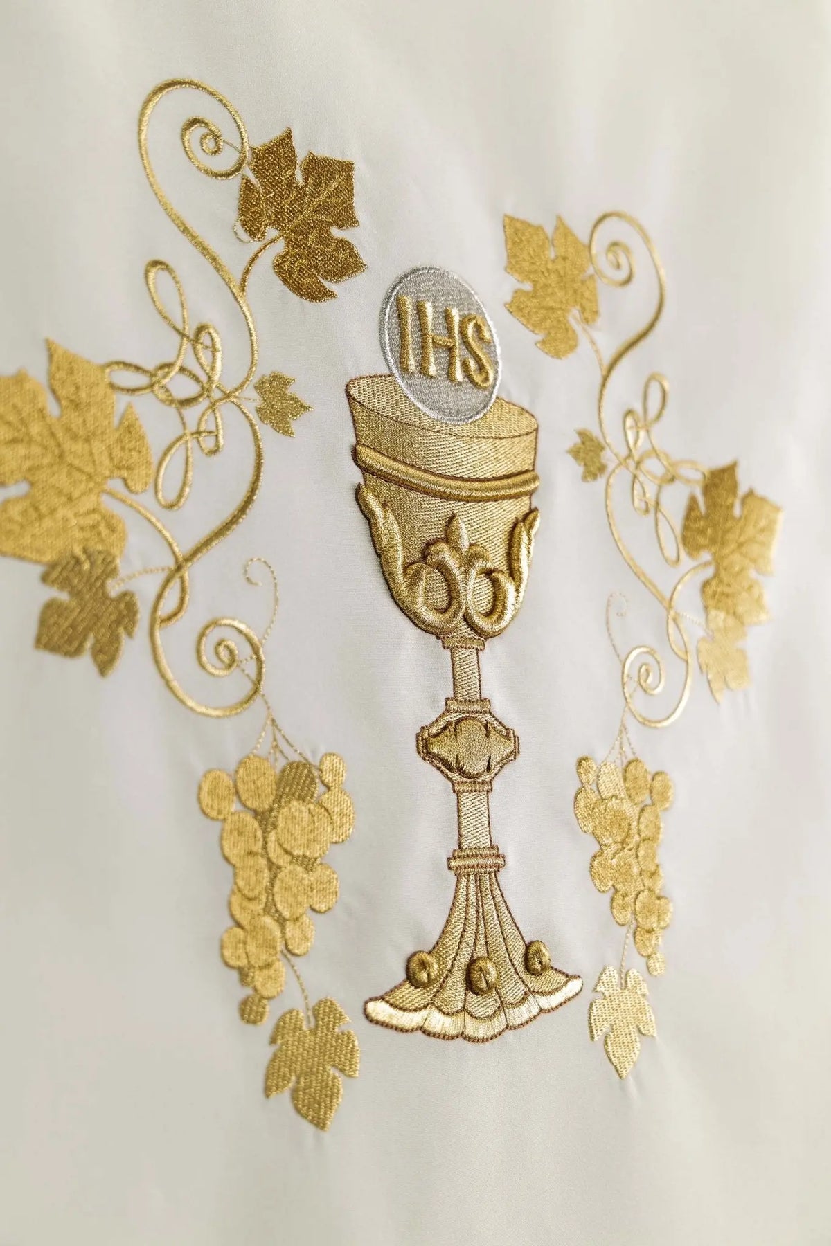 Écru voile de lutrin brodé de raisins, d’un calice et du monogramme IHS, détail central