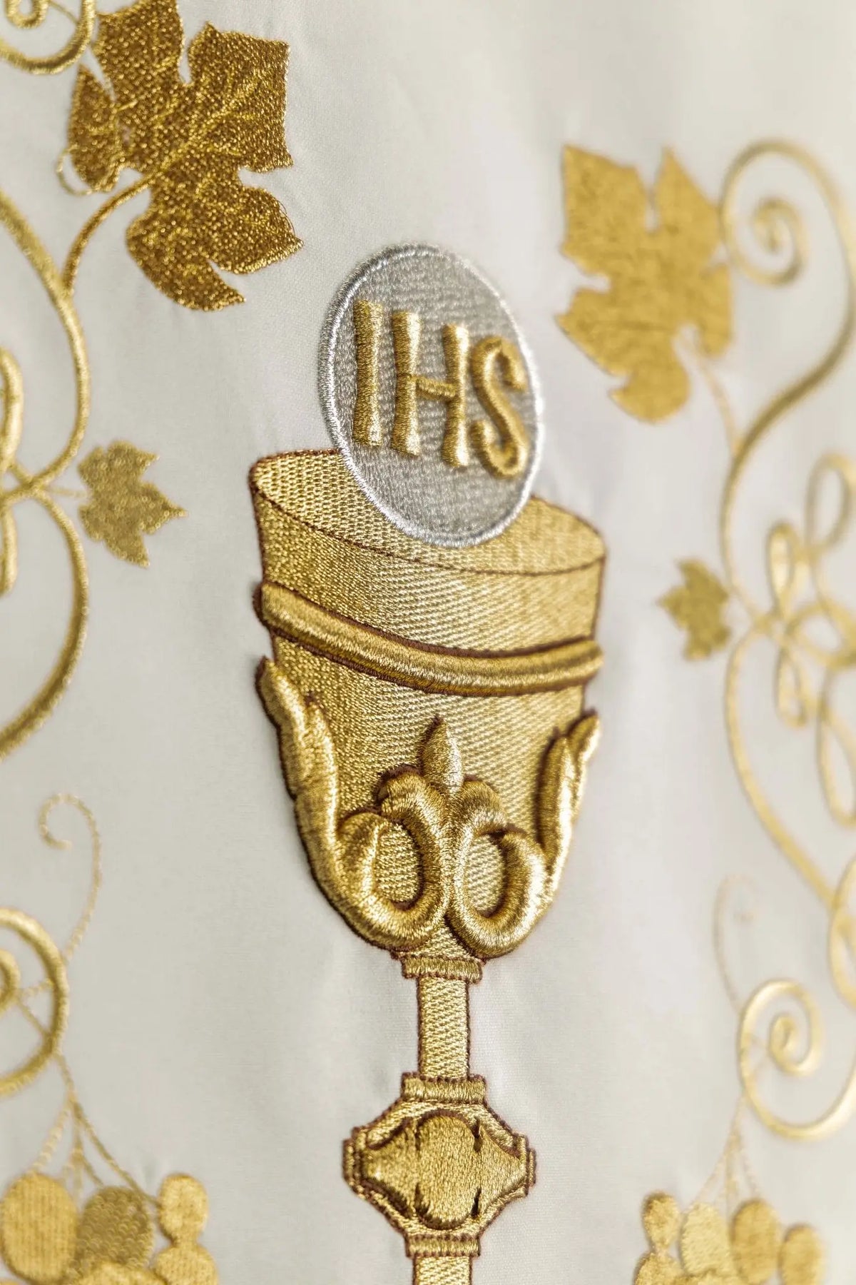 Écru voile de lutrin brodé d’un calice et du monogramme IHS doré, gros plan