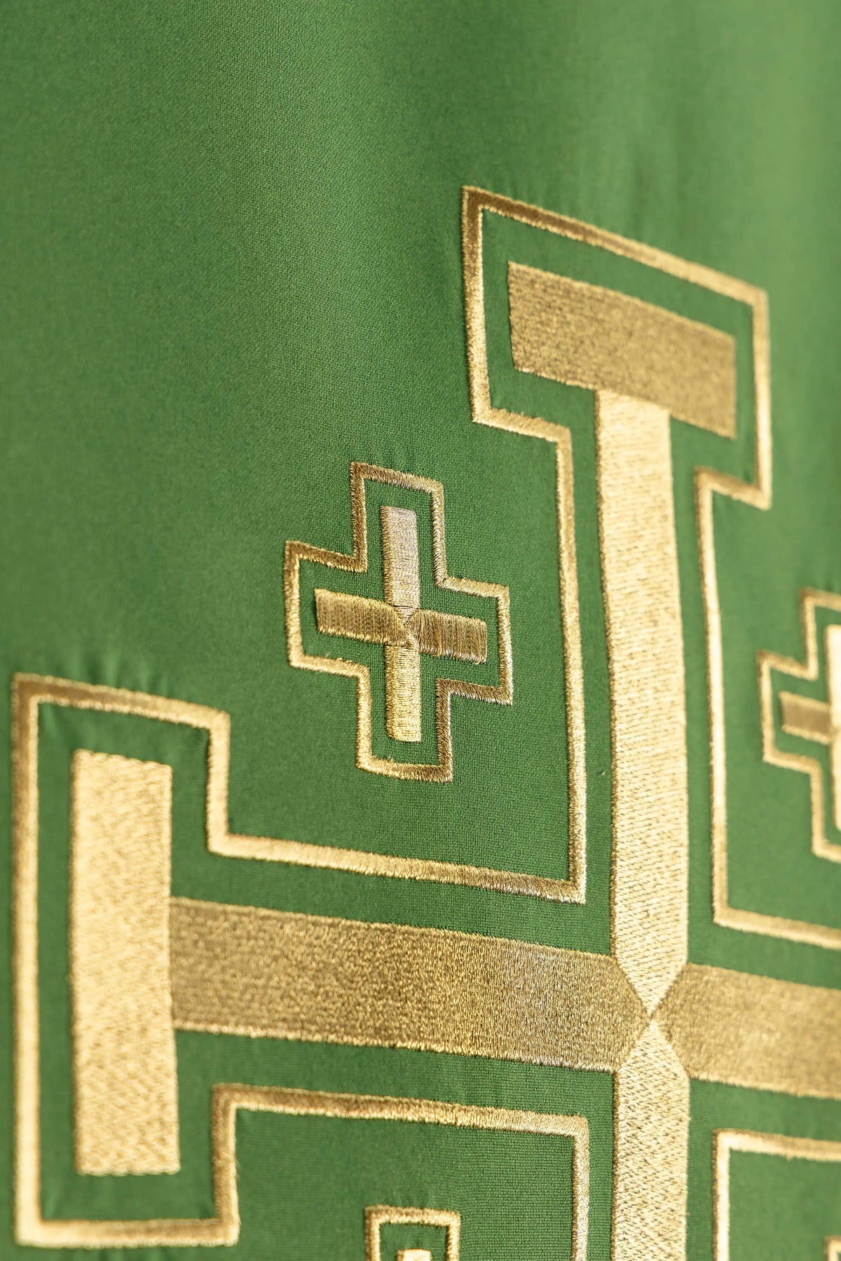 Vert voile de lutrin avec croix de Jérusalem, détail latéral de la broderie