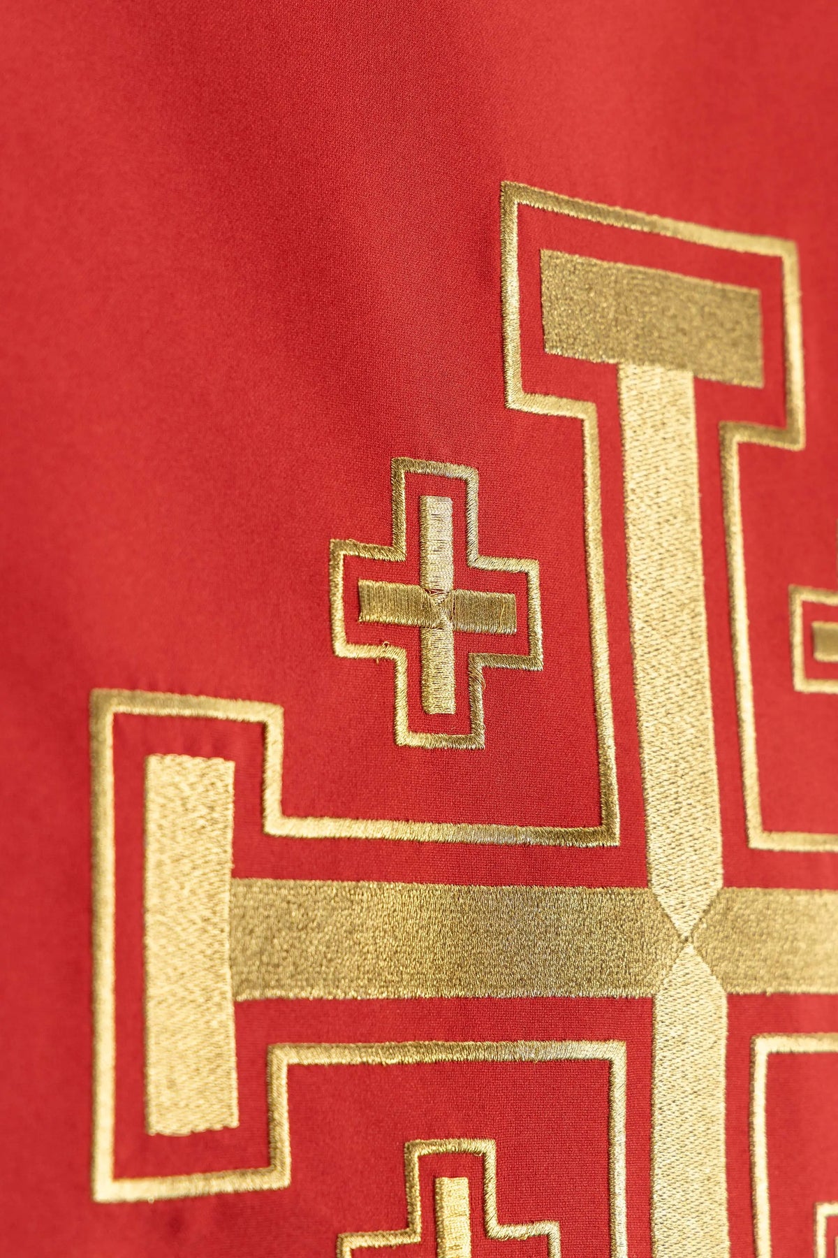 Voile de lutrin rouge avec croix de Jérusalem dorée, détail latéral de la broderie