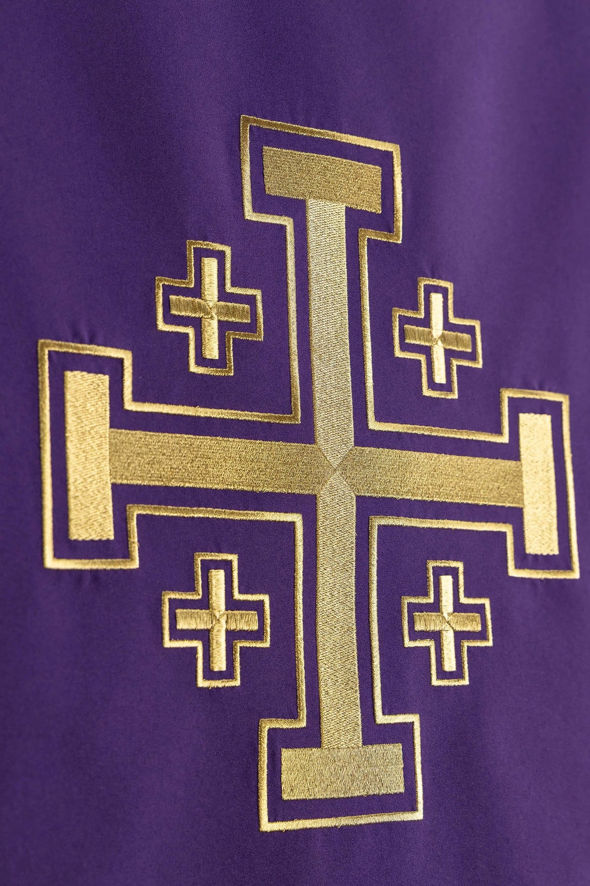 Violet voile de lutrin avec croix de Jérusalem dorée, gros plan de la broderie