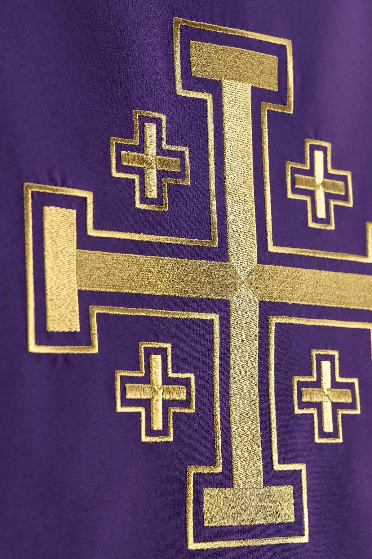 Violet voile de lutrin avec croix de Jérusalem dorée, détail en vue rapprochée
