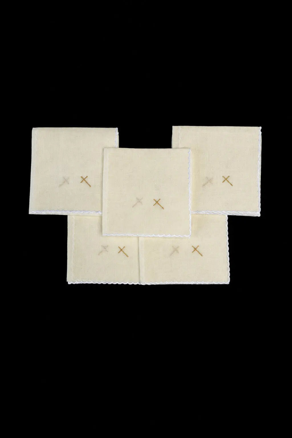 Écru ensemble de 5 corporaux en lin avec broderie dorée en forme de croix, vue d’ensemble