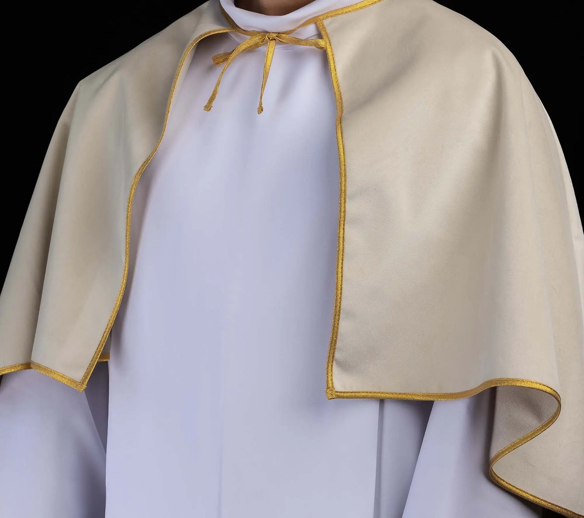 Écrue cape de servant d’autel en velours, bordure dorée, vue rapprochée de face