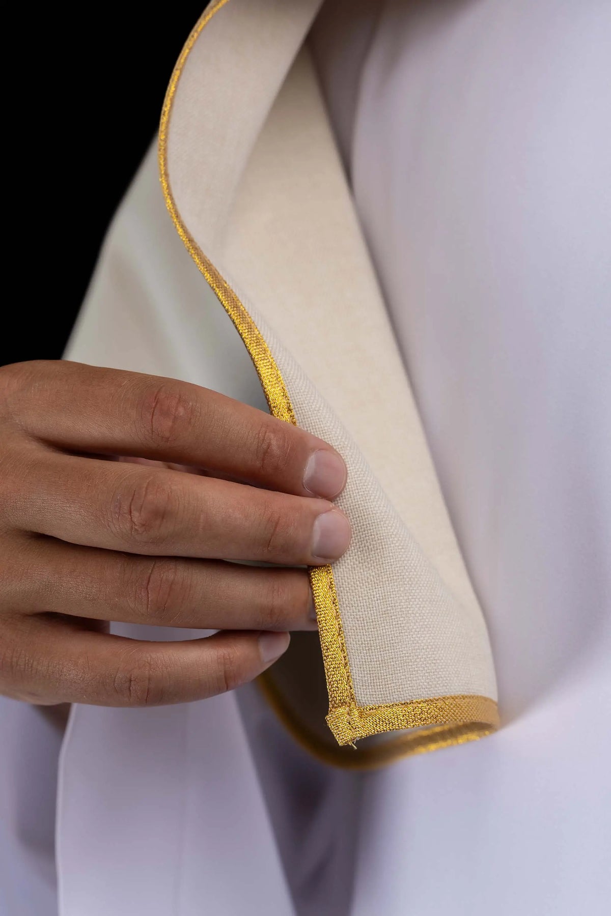 Écrue cape de servant d’autel en velours, finition de bordure dorée, gros plan