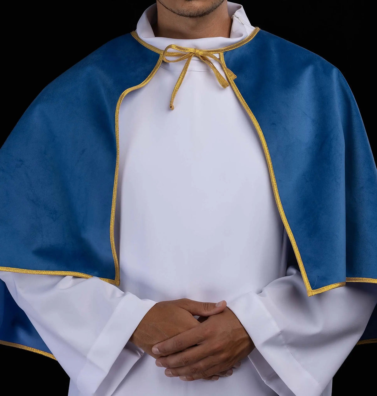 Bleue cape de servant d’autel en velours, gros plan de face avec cordon doré