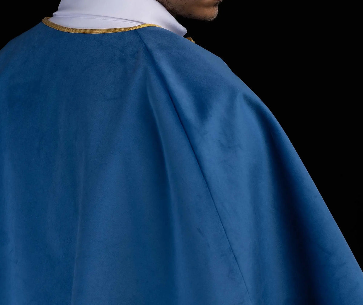 Bleue cape de servant d’autel en velours, gros plan du dos