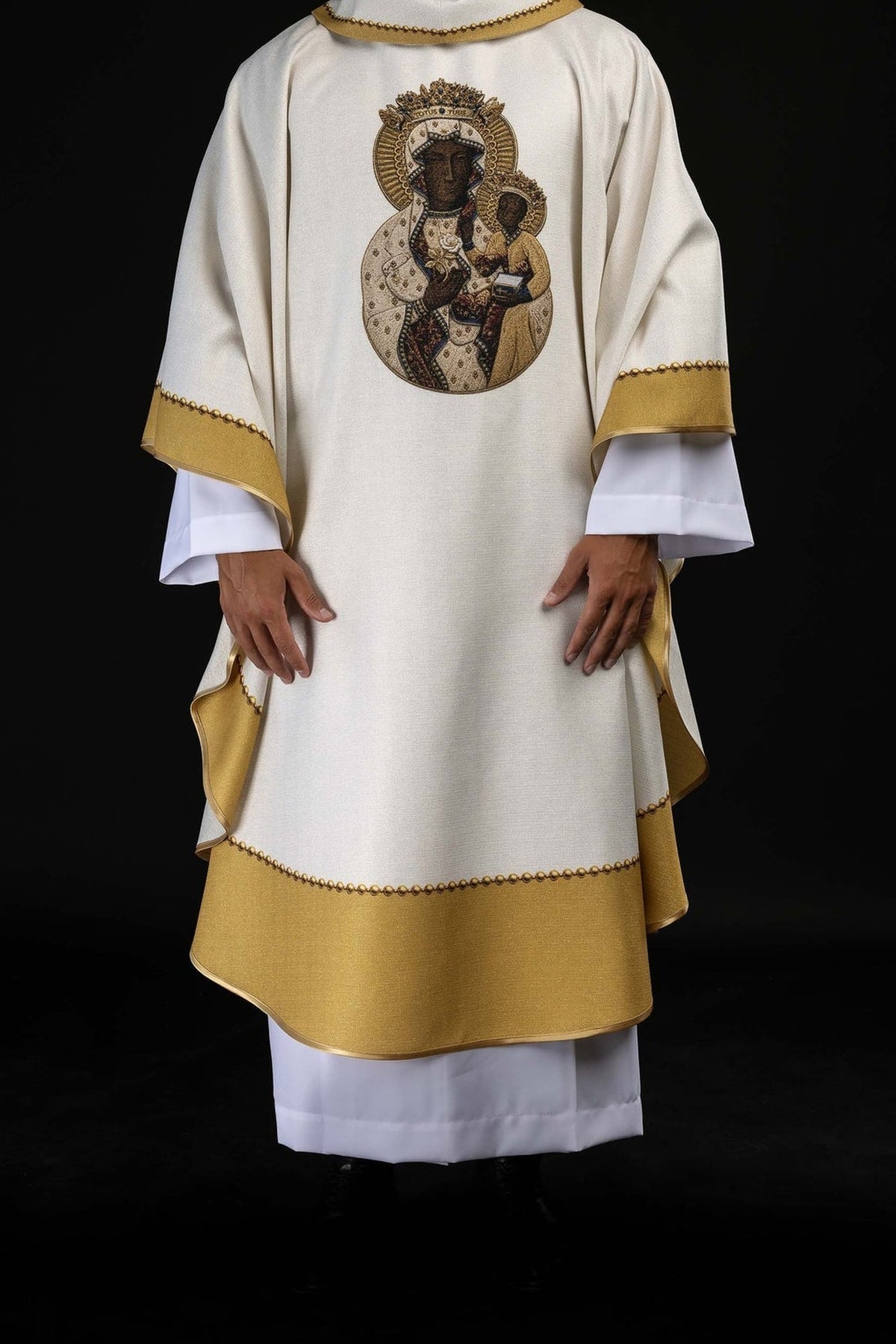 Écru chasuble avec Vierge Marie et bordures dorées, vue de face portée