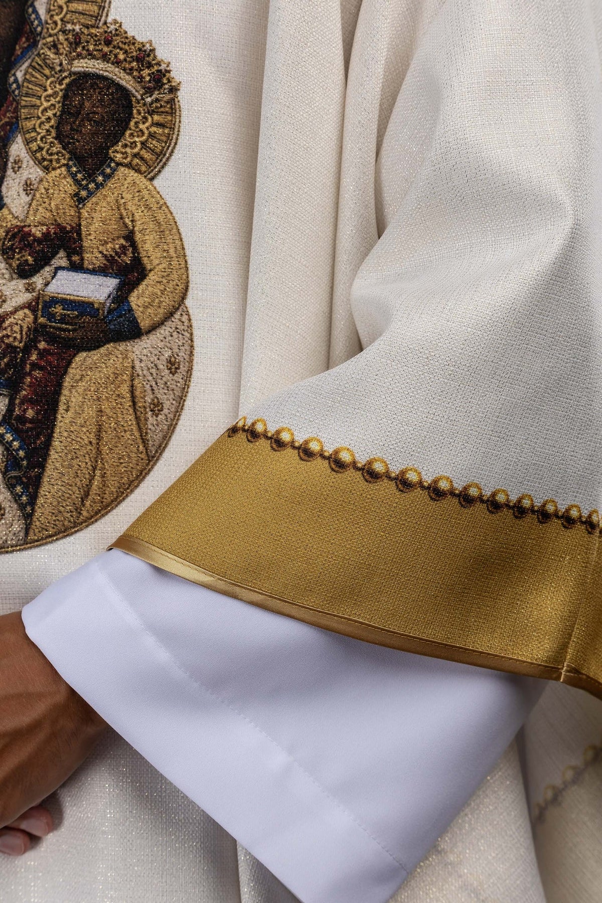 Écru chasuble avec Vierge Marie et bordure dorée, détail de manche