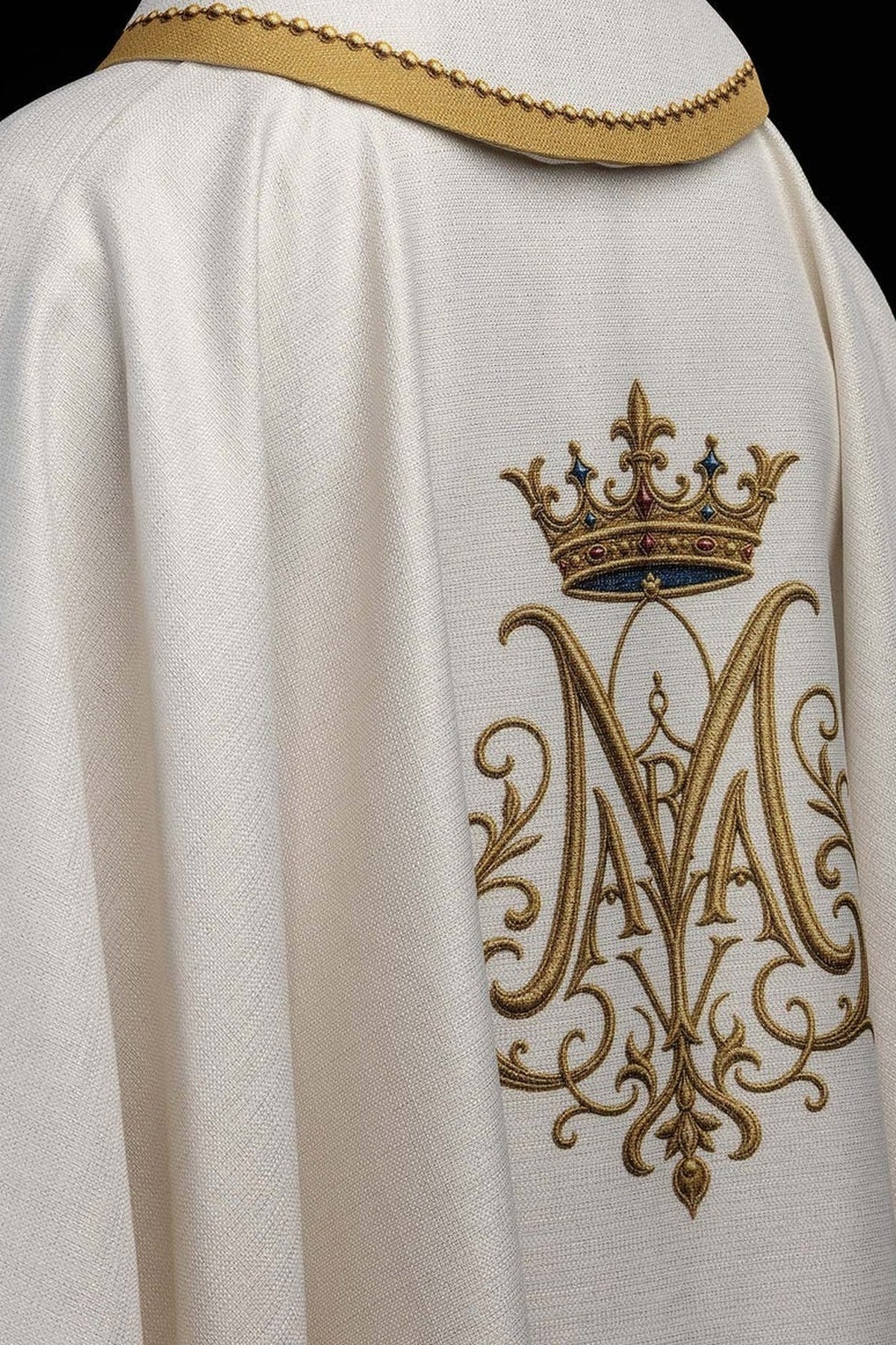 Écru chasuble avec Vierge Marie, détail du dos avec monogramme marial