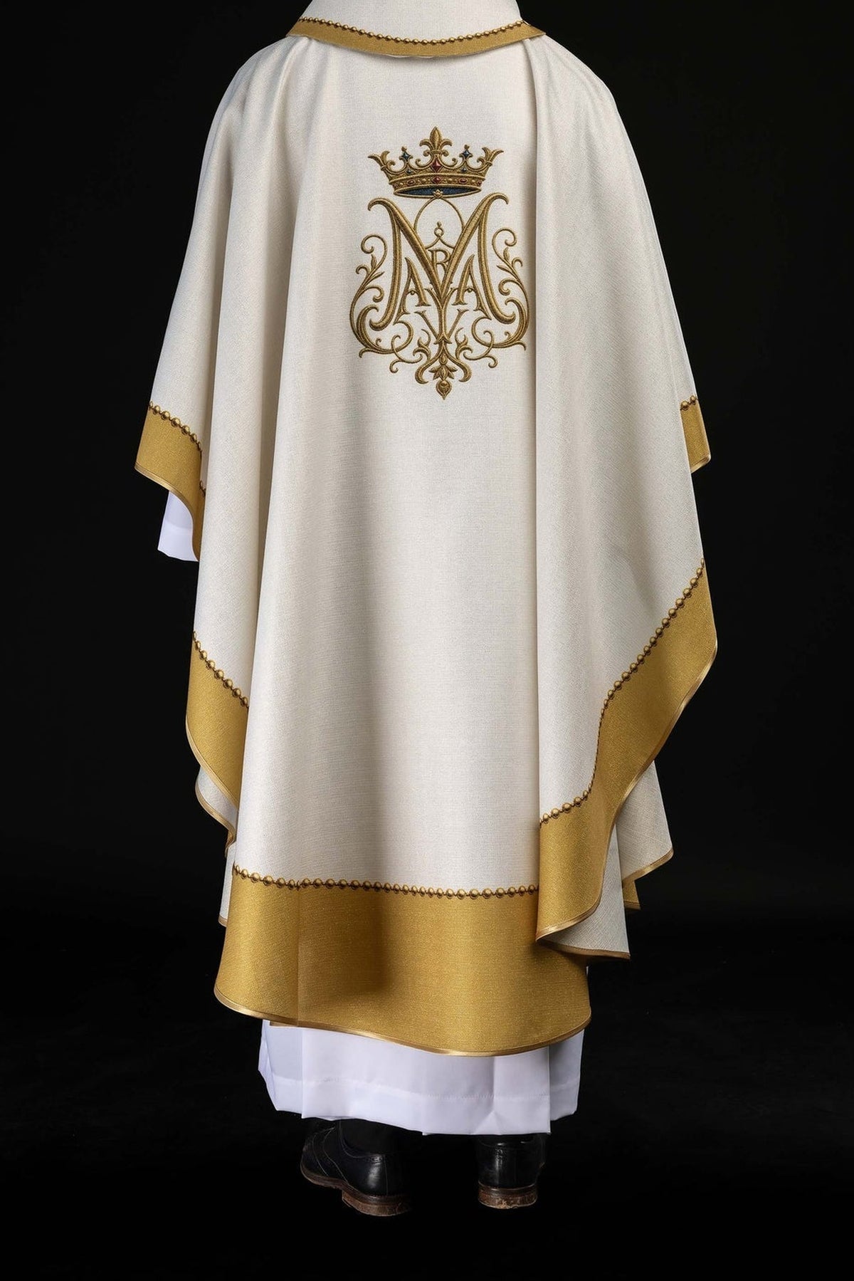Écru chasuble avec monogramme marial couronné, vue du dos portée