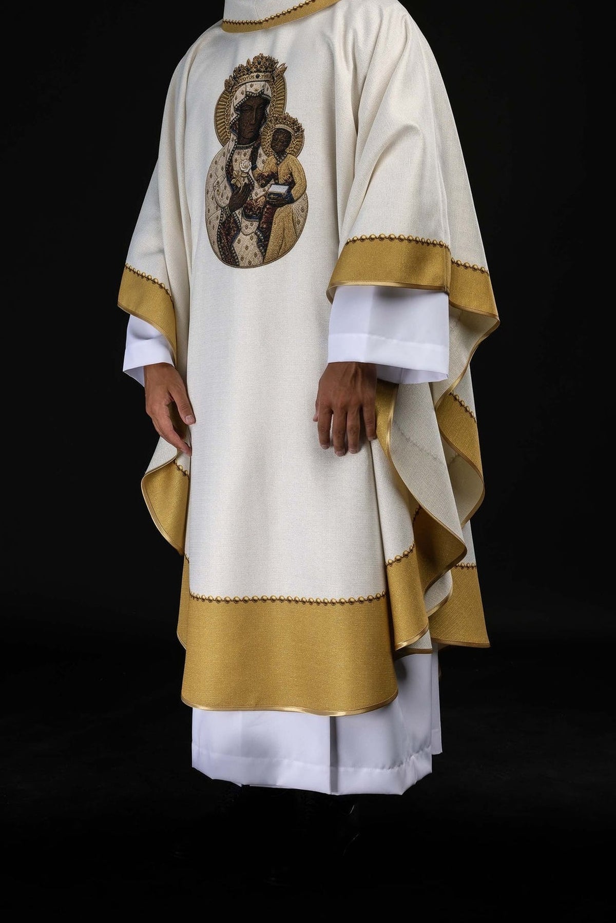 Écru chasuble avec Vierge Marie et bordures dorées, vue trois-quarts portée