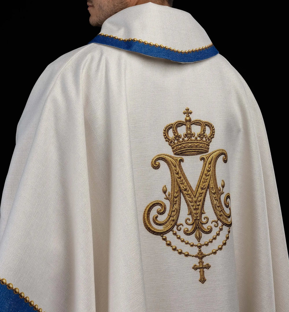 Écrue chasuble avec monogramme marial couronné, gros plan du dos